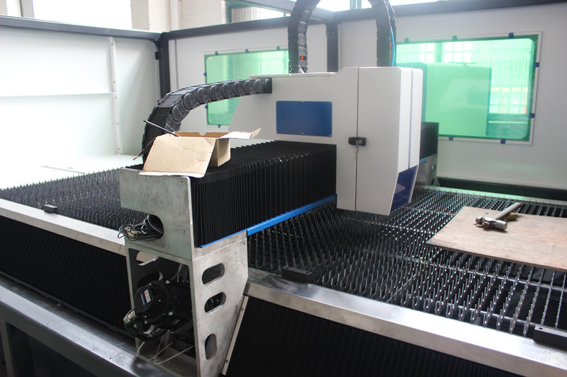 IPG 700w Mașini de tăiat cu tablă cu laser Producător din China